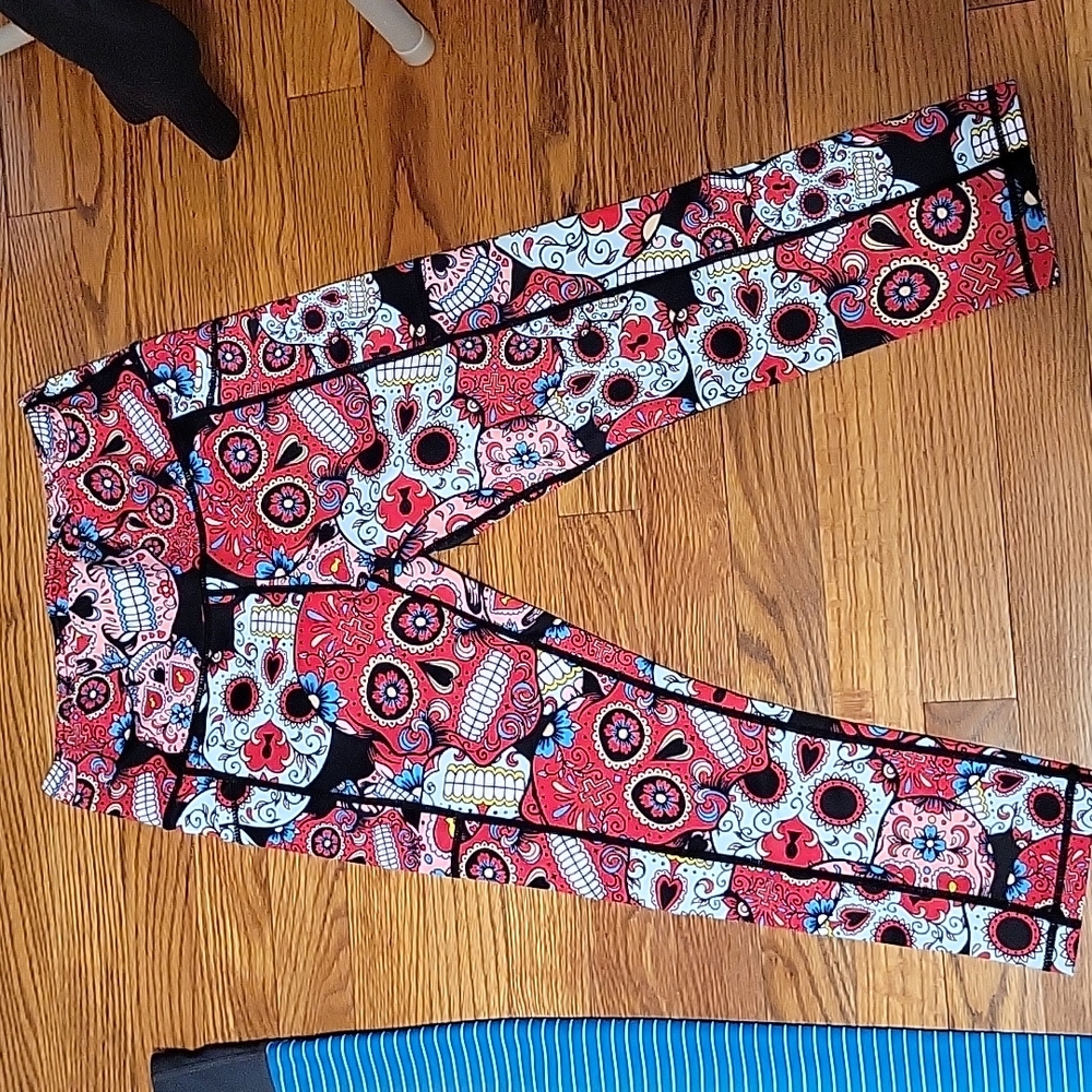 CVG constanly varied gear workout leggings size xs...skulls and roses
